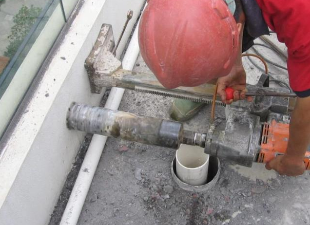 顶楼排气管能拐弯吗