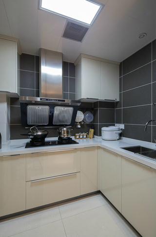 105平现代简约风格厨房装修效果图