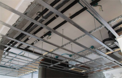 轻钢龙骨吊顶灯槽的做法是什么