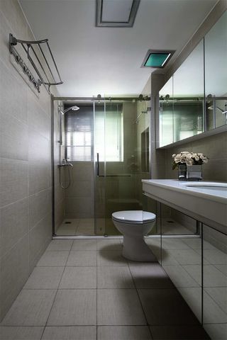 现代极简风格四居室卫生间装修效果图