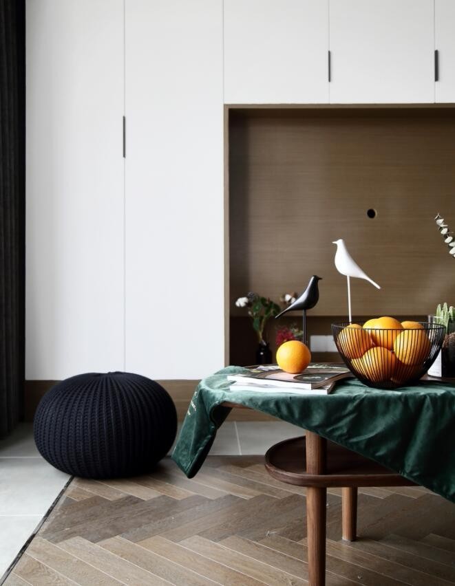 黑胡桃木与高级灰的搭配,低调,优雅,品质感突出,留白的沙发背景让空间