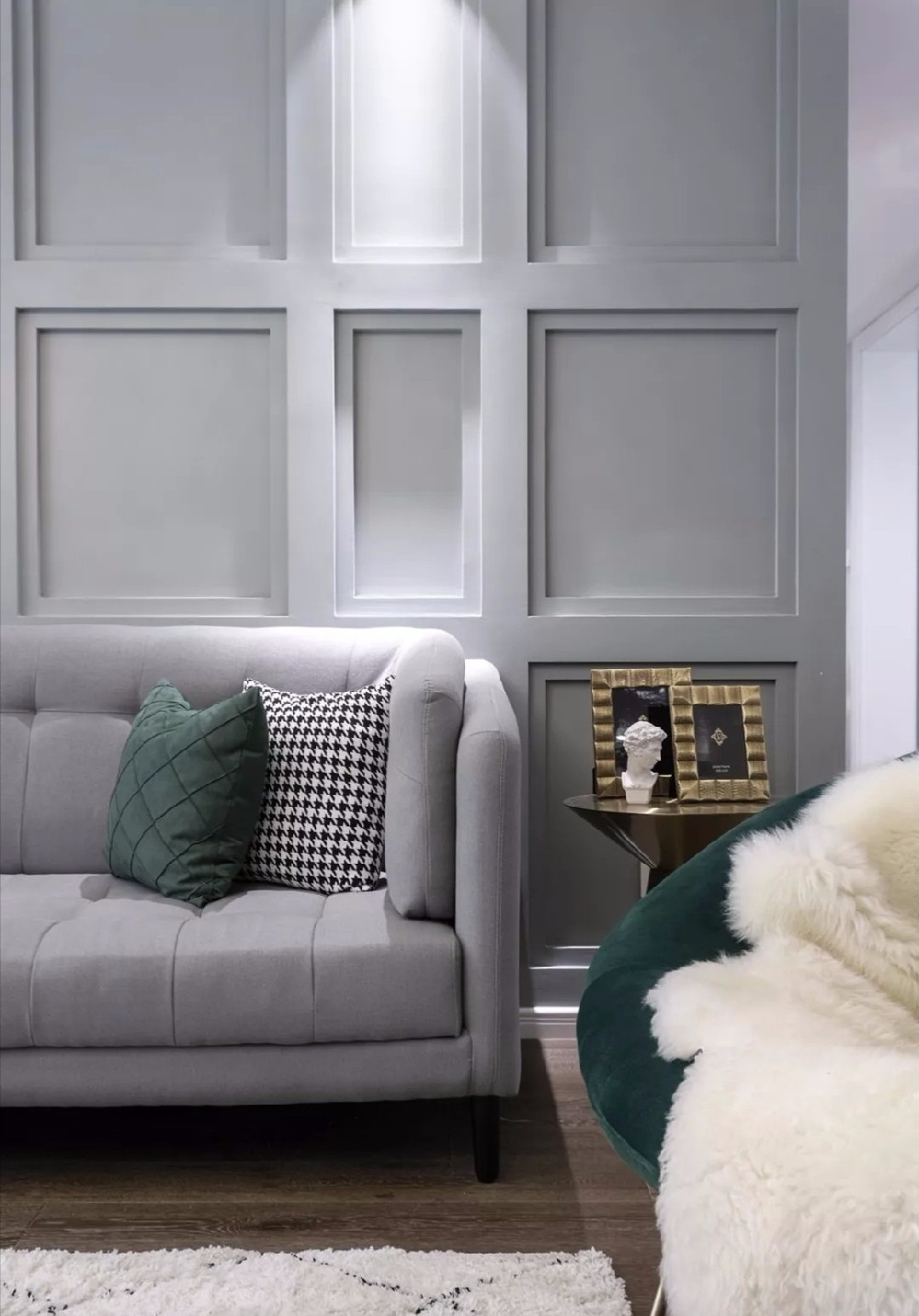 客厅背景采用石膏板做出凹凸的格式造型,丰富了整个空间的层次视觉.