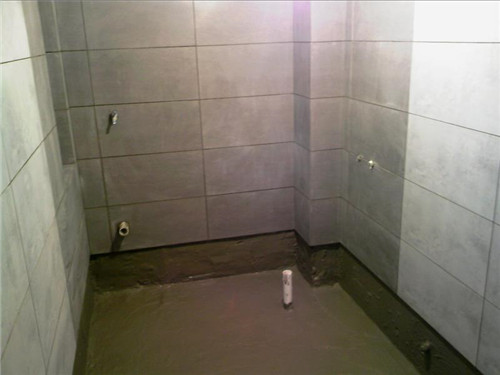 卫生间地砖可以采用干贴法来铺设,也就是利用地砖黏着剂来铺设