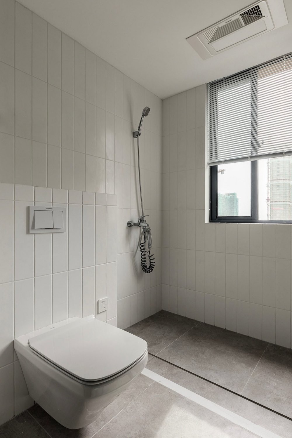 卫生间干湿分离,提高使用效率,湿区直接将开门与部分墙面改用成雾面