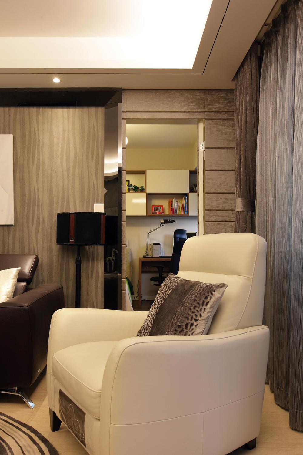 140平米现代三居装修单人沙发设计图