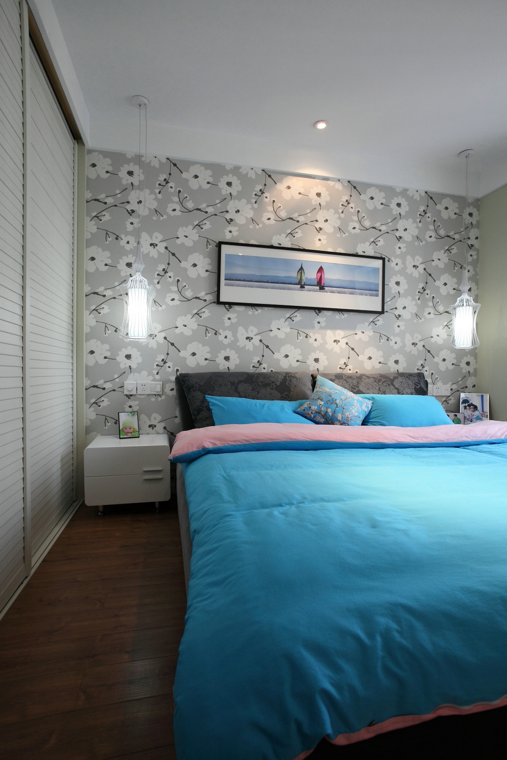 三居室装修,120平米装修,10-15万装修,现代简约风格,床上用品,卧室背景墙,蓝色