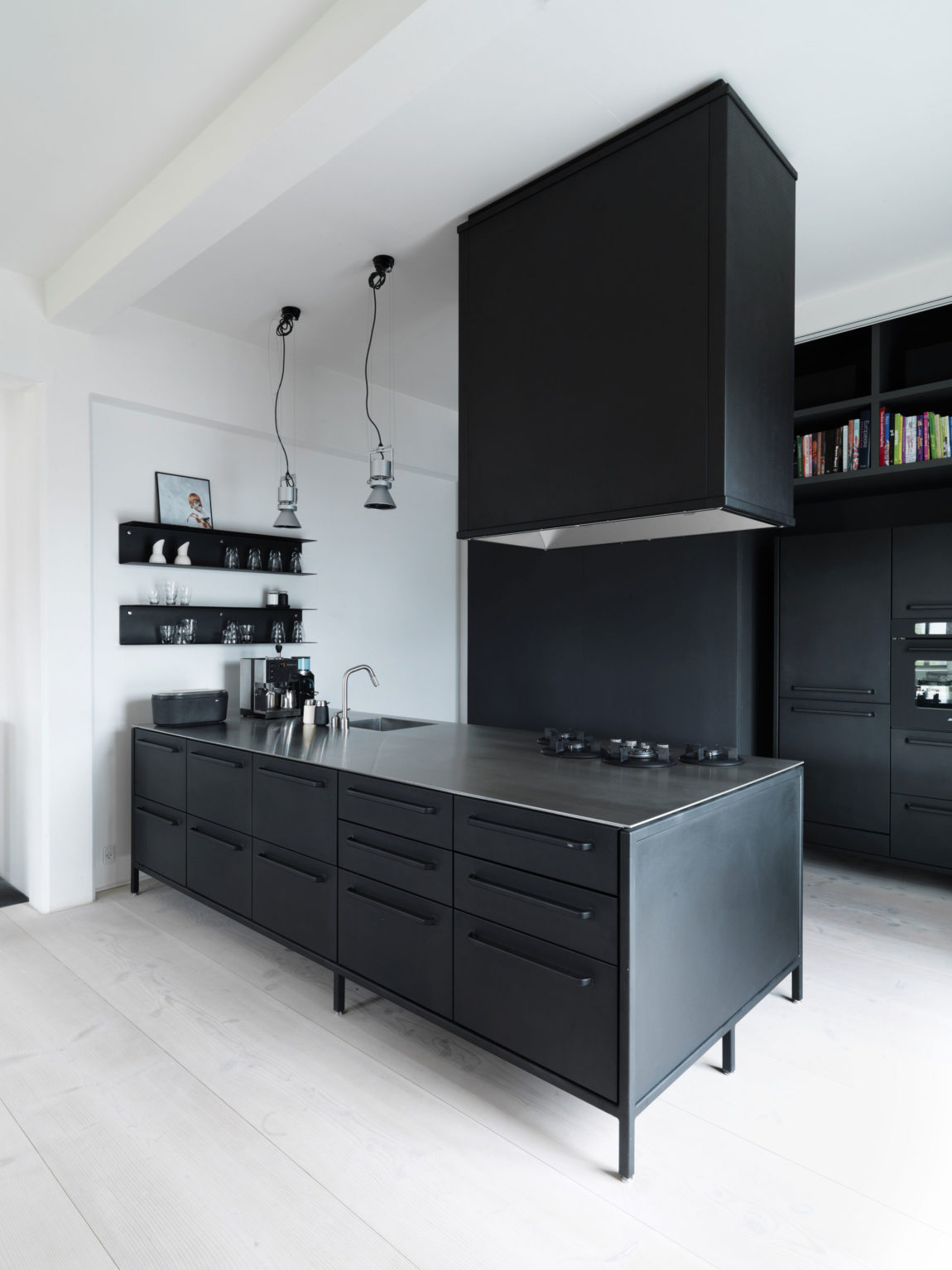 黑白简约现代公寓厨房装修效果图