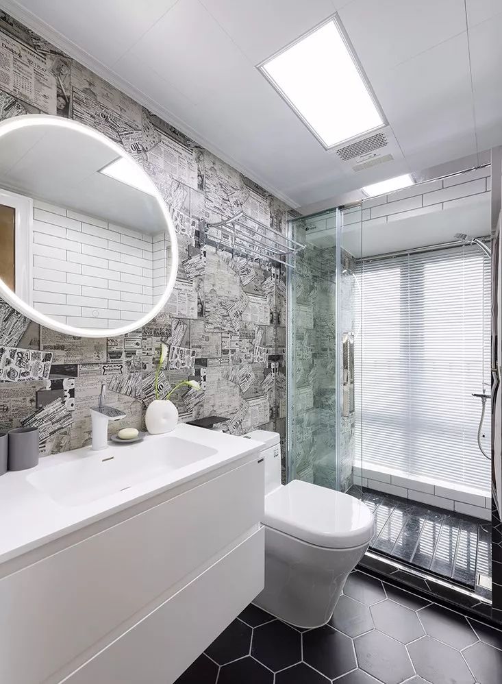 长条形状的卫生间布置出实用优雅的范