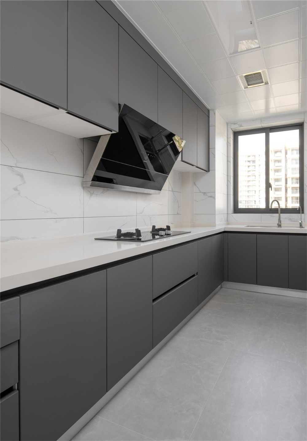 大女儿很喜欢粉色,所以背景墙设计师选择了粉色搭配灰色定制柜子,***