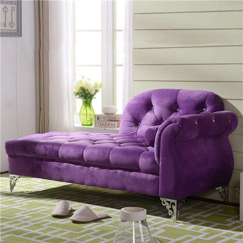 紫色沙发可以搭配的沙发垫颜色有很多,比如:红色,黄色,黑白以及紫色等