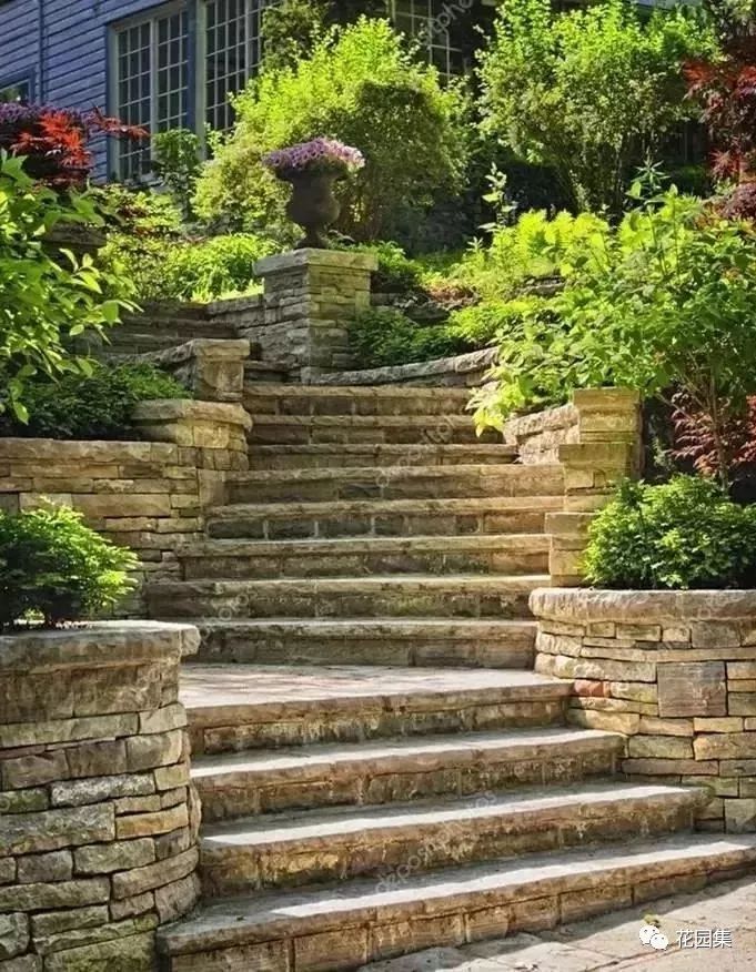 一个墙角,一级台阶,都是庭院里的一处景!