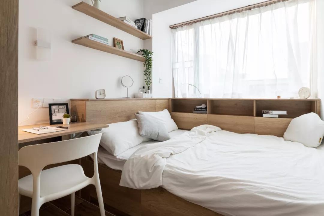 面积小的卧室,床靠墙布置,实用宽敞舒适 的感觉