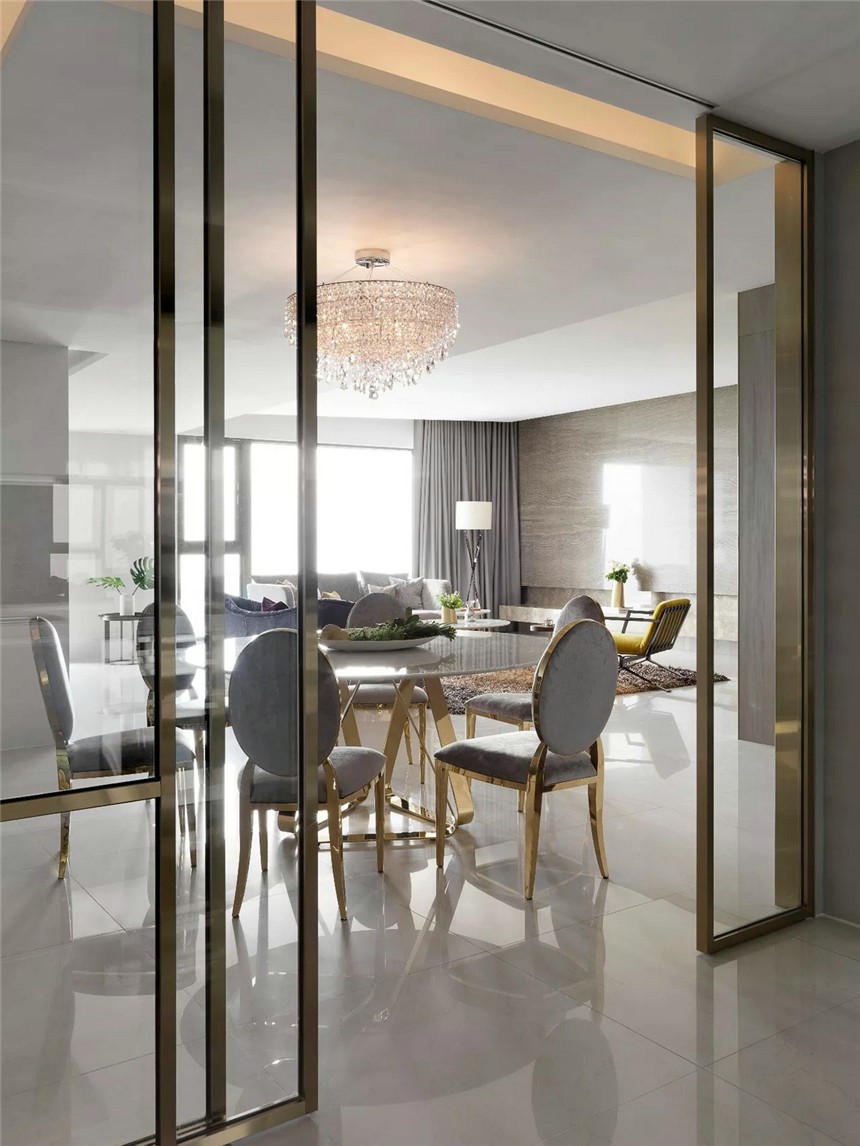厨房与餐厅用玻璃门相隔开,符合风格