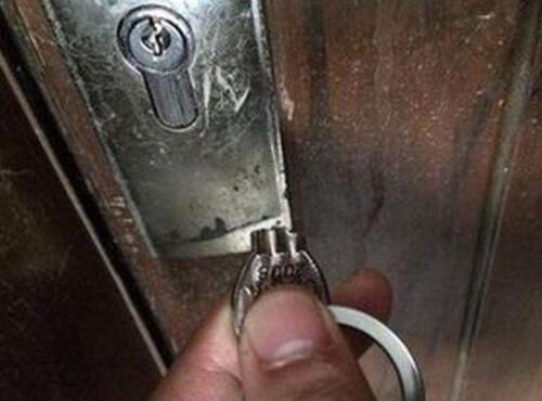 钥匙锁家里的尴尬图片图片