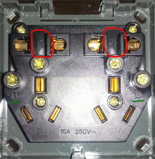 2,若是单相四孔插座的话,那么接线时应该先使用螺丝刀把插座面板上的
