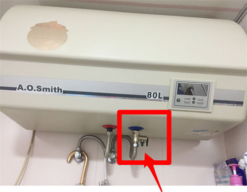 解決方法:關閉熱水器進水閥,將混水閥旋鈕調到高溫處打開,可以避免