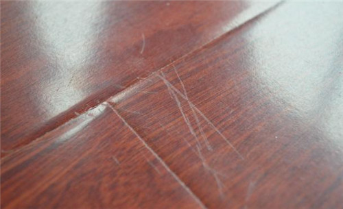 怎样清洗木地板上的痕迹？有什么好的处理方法啊？