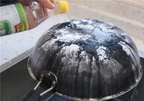 铁锅底部的黑垢很厚怎么去除